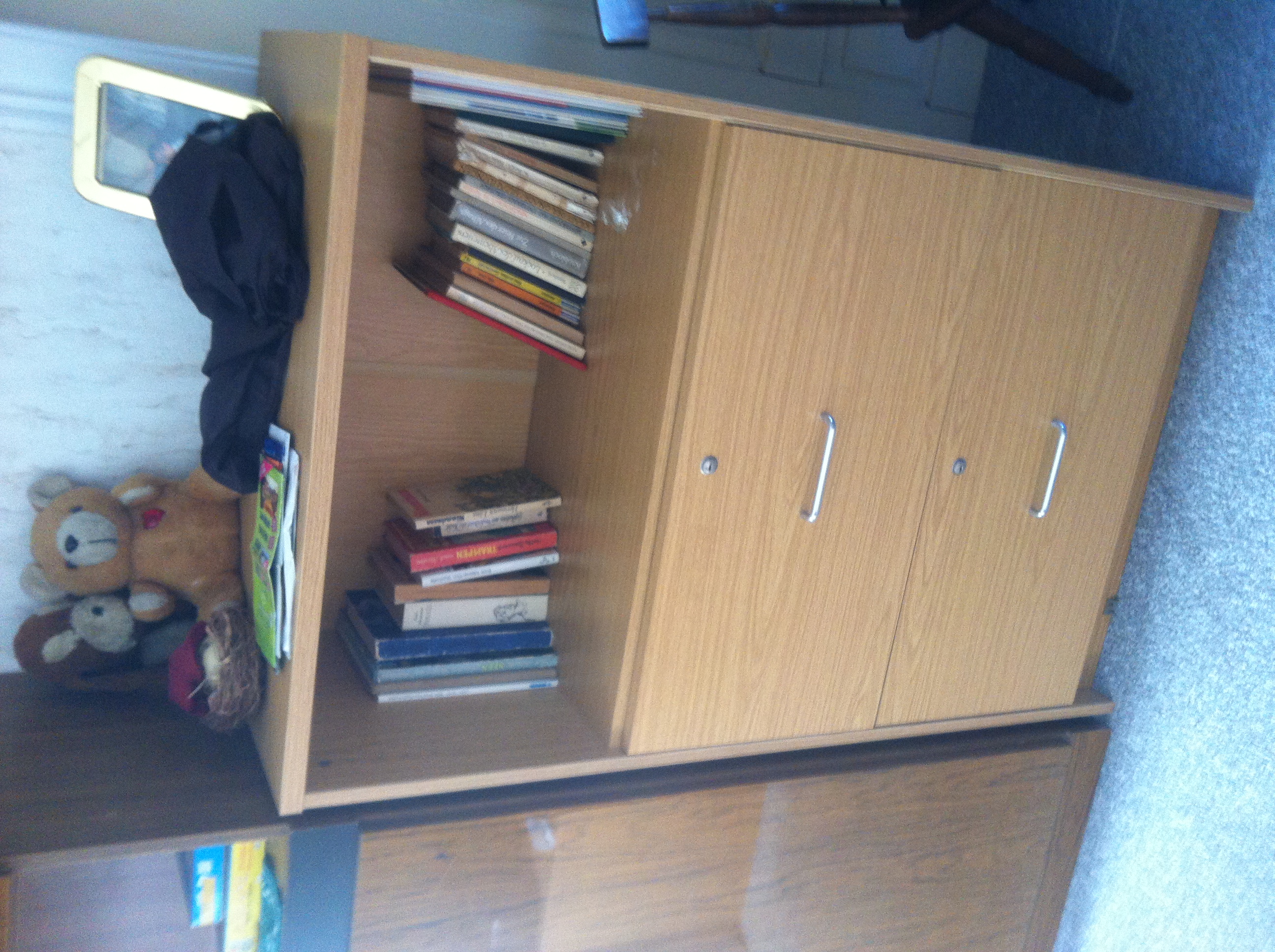 Registerschrank & Bücher